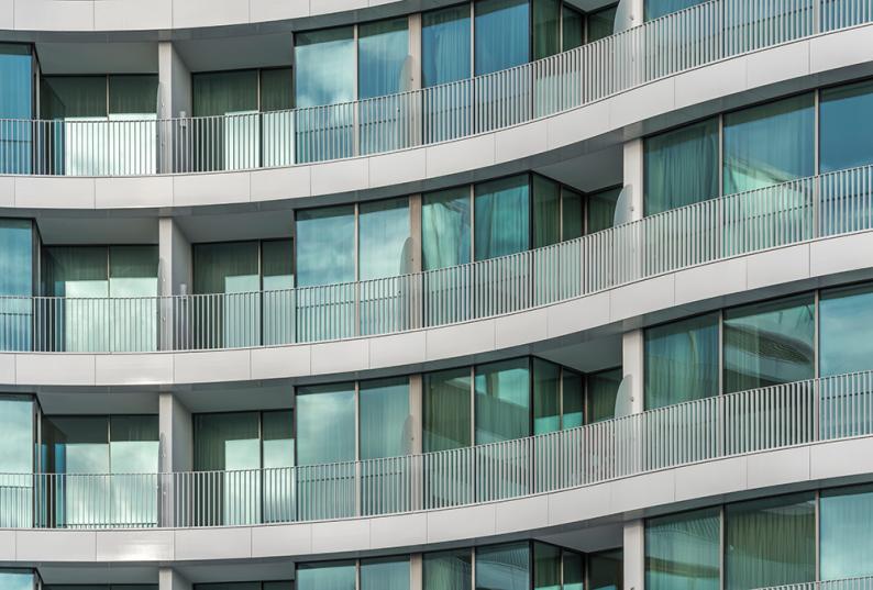 In acht verschiedenen, individuell angepassten Radien von 1.500 mm bis 22.000 mm wurden 1.200 qm weiß glasierte Moeding Fassadenplatten gefertigt. Foto: Anke Müllerklein