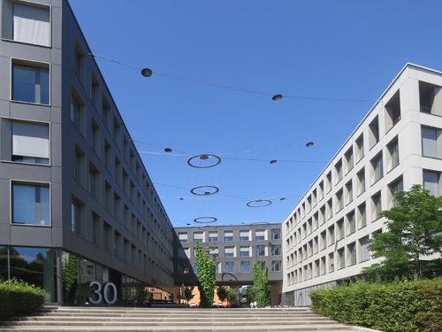 Die Gliederung des Baukomplexes in zwei Baukörper bildet eine Passage. Foto: AS Fassaden GmbH
