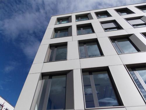 Vorgehängte hinterlüftete Fassade mit Faserzementtafeln  Foto: AS Fassaden GmbH