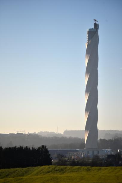 Mithilfe der markanten Hülle aus PTFE-beschichtetem Glasfasergewebe entsteht aus einem schlichten, technischen Bauwerk eine wahrzeichenfähige Landmark-Architektur. Foto: Armin Scharf, Tübingen