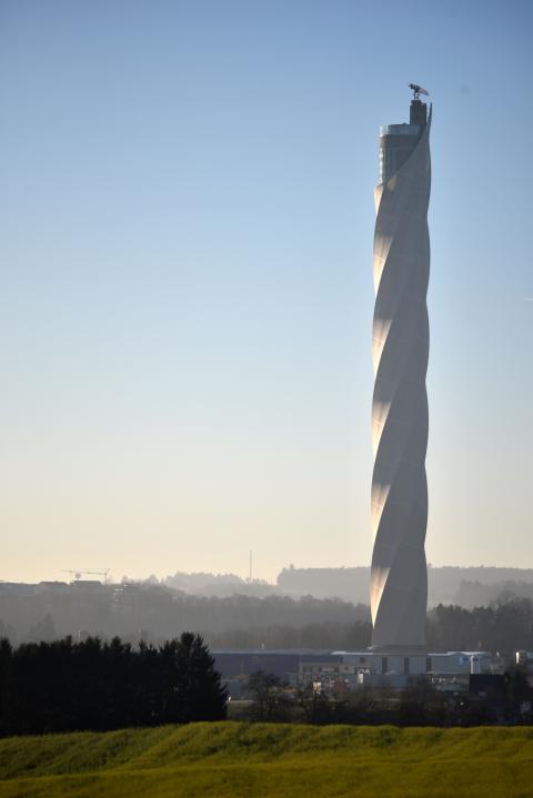 Mithilfe der markanten Hülle aus PTFE-beschichtetem Glasfasergewebe entsteht aus einem schlichten, technischen Bauwerk eine wahrzeichenfähige Landmark-Architektur. Foto: Armin Scharf, Tübingen