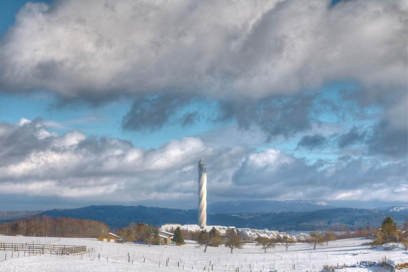Mit dem 246 Meter hohen Testturm lässt sich das Schwingungsverhalten moderner Wolkenkratzer imitieren. Foto: Detlef Berndt, Zimmern