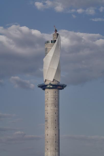 Die textile Bekleidung der VHF wurde mit einer Schlittenkonstruktion elementweise von oben nach unten an umlaufenden Stahlrohren und präzise gesetzten Ankerpunkten befestigt. Foto: Zooey Braun, Stuttgart