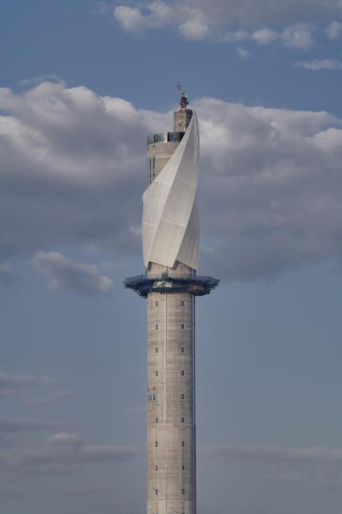Die textile Bekleidung der VHF wurde mit einer Schlittenkonstruktion elementweise von oben nach unten an umlaufenden Stahlrohren und präzise gesetzten Ankerpunkten befestigt. Foto: Zooey Braun, Stuttgart