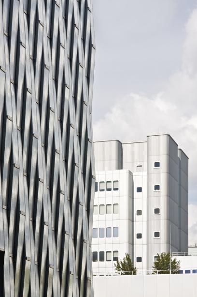 Mit klaren Linien und eleganter Leichtigkeit fügt sich der Baukörper zu Bürobauten, expressionistischem Bestand und der künftigen urbanen Nachverdichtung. Foto: Andrew Alberts, Berlin