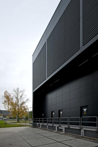 Für den Fassadenbereich um die Transformatorenkammern kamen integrierte Akustikjalousien und matt beschichtete Glattbleche zum Einsatz. Foto: Andrew Alberts, Berlin
