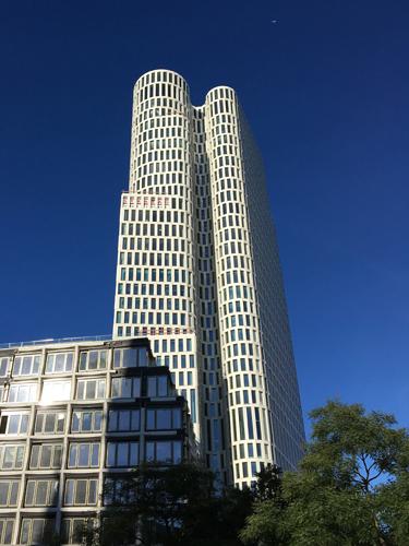 Das neue „Upper West“ markiert als modernes 118 Meter hohes Gebäudeensemble am Berliner Breitscheidplatz zukünftig den Beginn des Kurfürstendamms. Nach der Fertigstellung 2017 werden hier auf 53.000 m2 Gesamtfläche und 33 Etagen diverse Einzelhändler, ein Hotel und die Büros zahlreicher Unternehmen zu finden sein. Foto: DEUTSCHE ROCKWOOL Mineralwoll GmbH & Co. OHG