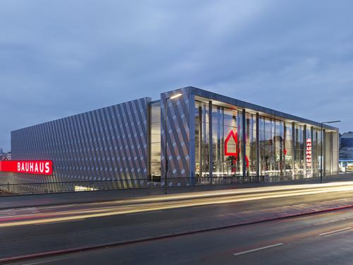 Ein Schaufenster zum Kurfürstendamm bietet das neue, zentral gelegene Bauhaus Fachcentrum. Für die spektakuläre Fassadengestaltung wählten die Architekten eine vorgehängte hinterlüftete Fassade. Foto: Stefan Müller 