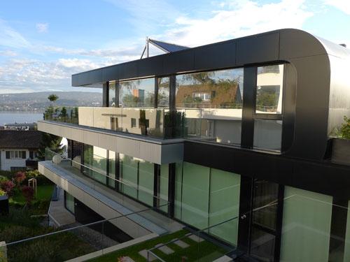 Ausblicke auf den Zürichsee können die bewohner des Mehrfamilienhauses von ihren Terrassen aus genießen. Für die elgante Erscheinung des Neubaus sorgt die vorgehängte hinterlüftete Fassade. Foto: SimmenGroup Holding AG