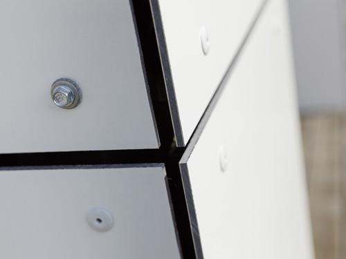 Die präzise Verarbeitungsqualität und detailgenaue Ausführung sorgen für langanhaltende Frische der vorgehängten hinterlüfteten Fassade. Foto: Luxhaus 