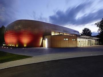 Auch abends macht der Arena-artige Baukörper eine gute Figur. Foto: Stadtbauamt Engen