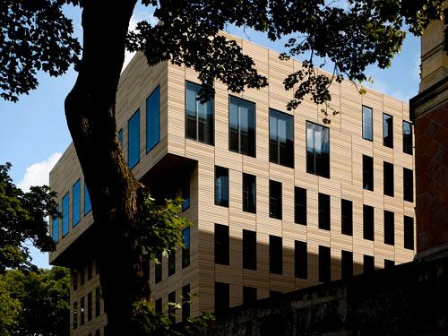 Mit seiner Fassade aus Keramikplatten und der klaren geometrischen Figur fügt sich der Neubau in die historische Umgebung. Die Auskragung des Obergeschosses ist zugleich selbstbewusster Akzent. Foto: MOEDING Keramikfassaden GmbH (Stefan Müller-Naumann, München) 