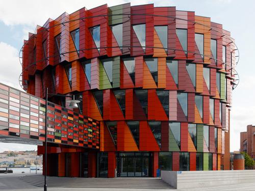 Die übereinander gestapelten, nach oben hin wachsenden Geschosse, ebenso wie die dreieckigen, mit einer vorgehängten Ziegelfassade verzahnten Fenster gaben dem Gebäude den Namen "Kuggen" (Zahnrad) Foto: MOEDING Keramikfassaden GmbH (Lindman Photography, Stockholm)