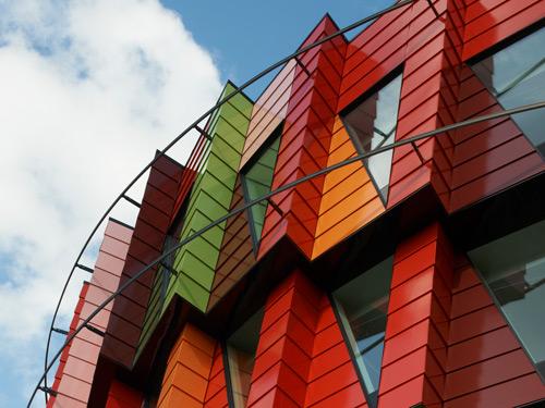 Eine vorgehängte hinterlüftete Fassade (VHF), genauer eine Schindelfassade aus glasierten Keramikplatten, bildet im Wechsel mit den dreieckigen Fenstern die eigentliche Außenhaut des Gebäudes Foto: MOEDING Keramikfassaden GmbH (Lindman Photography, Stockholm)