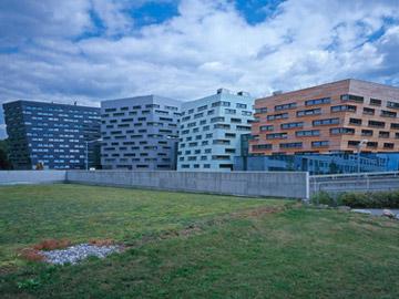 Die Fassade stellt hohe Anforderungen an die Bauphysik und die Fassadenabdichtungstechnik Foto: Alexander Koller, Wien  