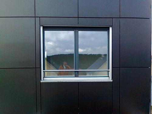 Die vorgehängte hinterlüftete Solarthermie-Fassade besteht aus solaraktiven Solarthermieelementen Foto: BWM Dübel- und Montagetechnik GmbH