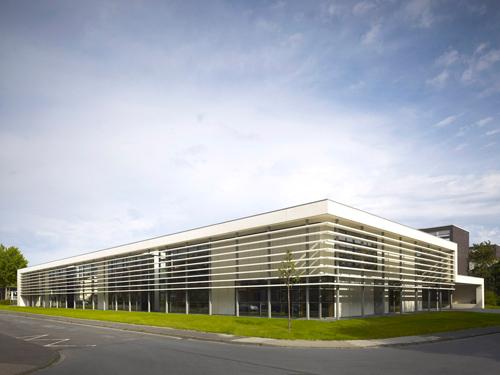 Das weiße Betonband fungiert als strukturgebendes Element. Foto: Christian Richters, Münster