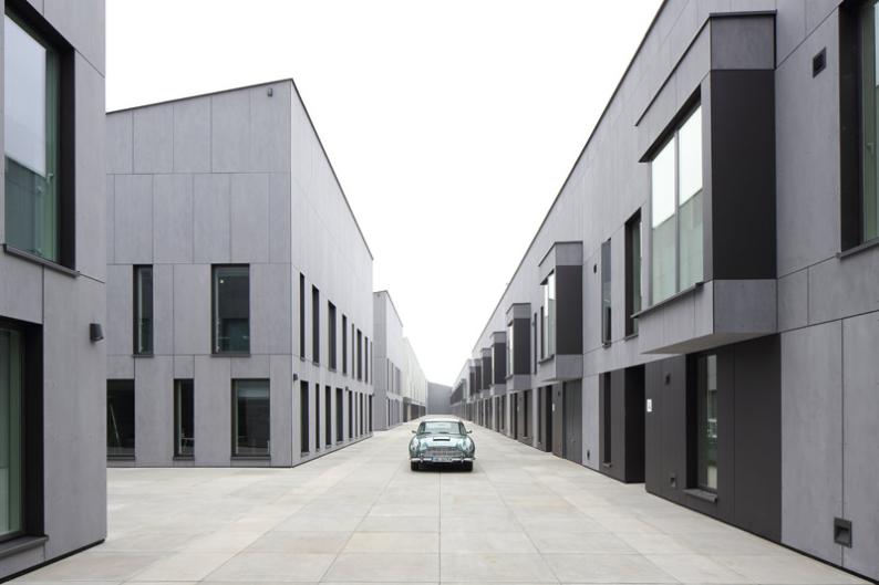 Die Loftwohnungen entlang der innenliegenden Fahrstraße erhielten eine angemessene Gestaltung mit einer vorgehängten hinterlüfteten Fassade.  Foto: Conné van d´Grachten