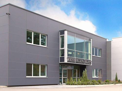 Eine vorgehängte hinerlüftete Fassade (VHF) mit großformatigen Faserzementtafeln kennzeichnet das repräsentative Bürogebäude des Produktionskomplexes. Foto: Andreas Reinink  