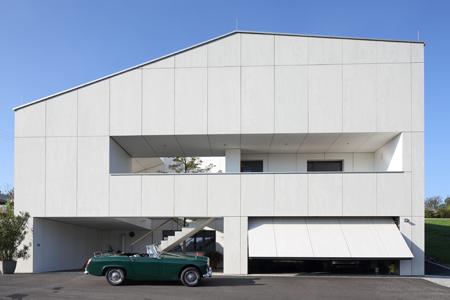 Auch das Garagentor wurde - um eine einhetliche Optik zu gewährleisten - mit den Faserzemnttafeln bekleidet.  Foto: Conné van d´Grachten