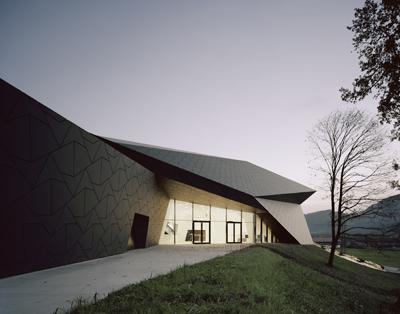 Das große Format der Equitone Natura Pro Fassadentafeln bot den Architekten kreativen Spielraum um ein eigenes Muster zu konfigurieren, das der Hülle eine unverwechselbare Gestalt verleiht. Foto: Brigida González