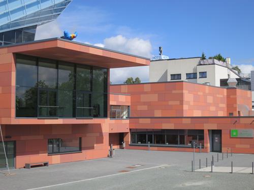 In frischem, farbenfrohem Glanz erstrahlt die Freiheitshalle Hof dank der vorgehängten hinterlüfteten Fassade (VHF). Foto: AS Fassaden GmbH 