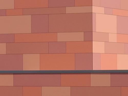 Mit hoher Präzision wurden die Faserzementtafeln in abgestuften Farbtönen an der Fassade montiert. Foto: AS Fassaden GmbH 
