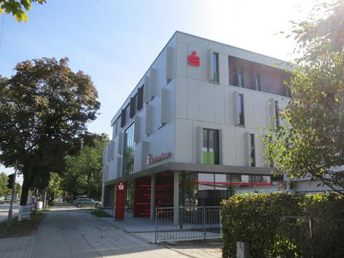Direkt an der belebten Arnulfstraße liegt das Wohngebäude mit Bankfiliale, dessen elegante Optik durch die vorgehängte hinterlüftete Fassade geprägt wird. Foto: AS Fassaden GmbH