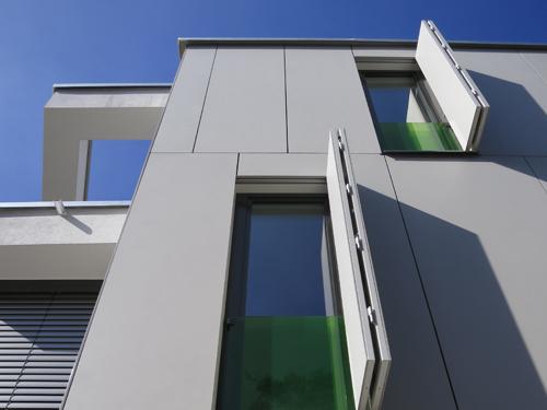 Die geschosshohen Faserzementtafeln wurden mit dem Tergo-System ohne sichtbare Befestigungsmittel angebracht. Foto: AS Fassaden GmbH