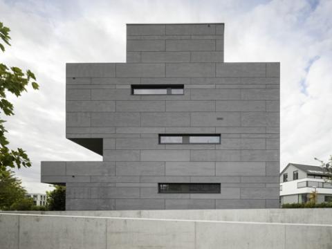 Die Anordnung der Tafeln folgte genauen Vorgaben. Fenstersturz und Linie der Brüstung werden in die Fassade weitergeführt, die ohne Kreuzfugen im Verband verlegt wurde. Foto: David Franck, Ostfildern 