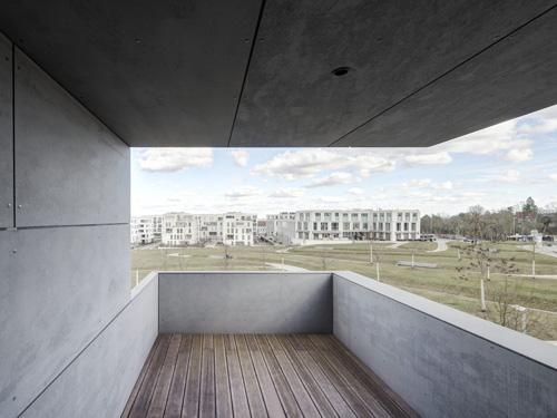Die Plastizität der Fassade wird durch tief eingeschnittene Loggien in Kombination mit Balkonen und allseitigen Einschnitten der Dachterrassen verstärkt. Foto: David Franck, Ostfildern