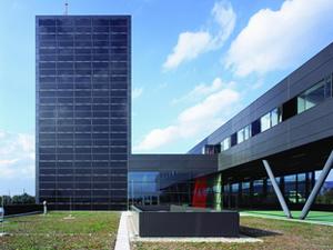 Auch durch die vorgehängte hinterlüftete Fassade (VHF) aus Aluminium-Kassetten konnte der Feuerwache ein unverwechselbares Design verliehen werden Foto: Lukas Roth Architekturfotografie 