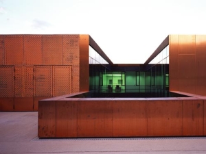 Copper panels on trapezoidal aluminum sheets, Service Center, Munich (Germany) Photo: FVHF