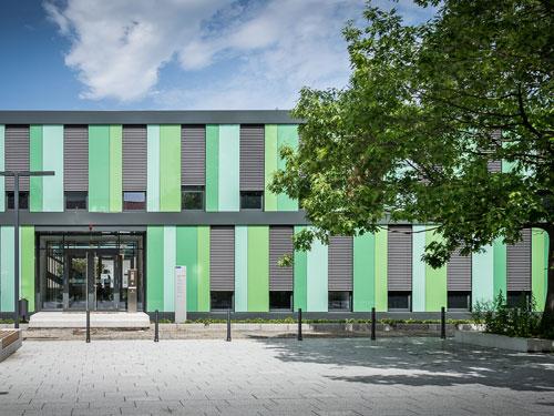 Drei Formate und drei Farben sorgen für ein abwechslungsreiches und harmonisches Verlegebild der vorgehängten hinterlüfteten Fassade. Foto: Jörg Schwarze, Lübeck