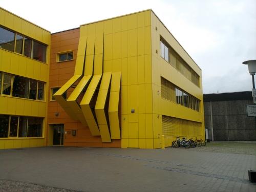 Trespa® Meteon® Platten in zinkgelb sowie Fundermax-Platten im Farbton Afro Sahara wurden als Bekleidung der vorgehängten, hinterlüfteten Fassade (VHF) gewählt. Foto: AS Fassaden GmbH 