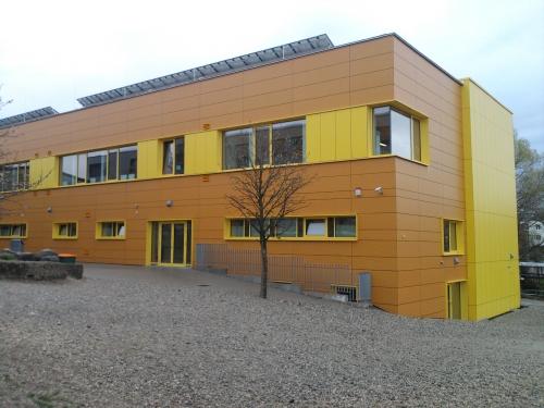 Die witterungsbeständige Bekleidung der vorgehängten, hinterlüfteten Fassade (VHF) schütz den Erweiterungsbau vor Schäden von außen. Foto: AS Fassaden GmbH 
