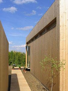 Ökologie und Ästhetik stehen im Vordergrund: klare Formen und ein hochwertiger Ausbau, trotz oder gerade durch die Holzrahmenkonstruktion und die passive Nutzung von Sonnenenergie Foto: Wolfgang Bauer