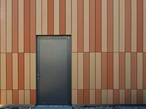 Die Farbe des Klinkermauerwerks der Bestandsgebäud wurde bei der LONGOTON-Ziegelfassade der Treppenhäuser durch das Mischen von vier keramischen Farben angenähert: Bernstein, Rosé, Hellrot und Terrakottagelb Foto: MOEDING Keramikfassaden GmbH (Tony Ott, Landshut)