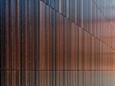 Die 35 Kilogramm schweren Fassadenelemente aus Keramik sind an der Unterkonstruktion der VHF eingeklickt. Jedes Baguette hat vier gleich breite Grate mit unterschiedlichen Abständen. Es entstand eine variierte Struktur der Fassade, in der die horizontalen Reihen der Keramikelemente ablesbar sind. Foto: Steffen Vogt archigraphie, Stuttgart