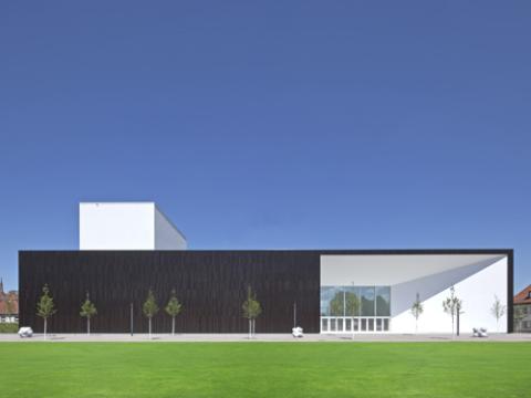 Der Multimediakomplex besticht durch seine klare Gestaltung, zu der die keramische VHF beiträgt. Die dunkelbraunen, glänzenden Elemente erinnern an den Faltenwurf eines Theatervorhanges und nehmen so Bezug auf die Funktion des Gebäudes. Foto: Toni Ott fotodesign, Landshut (Fa. MOEDING, Marklhofen)