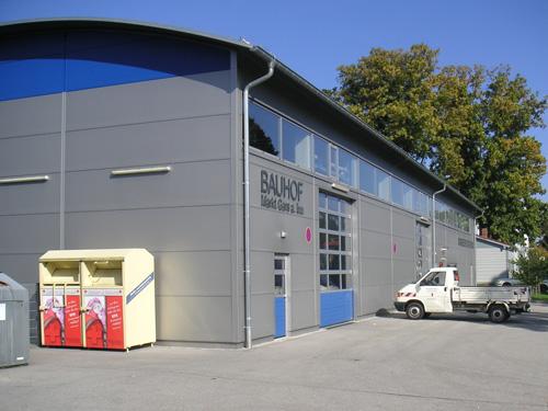 Lange Fensterbänder und großformatige Fassadenpaneele bestimmen die Optik des neuen Bauhofs. Foto: AS Fassaden GmbH