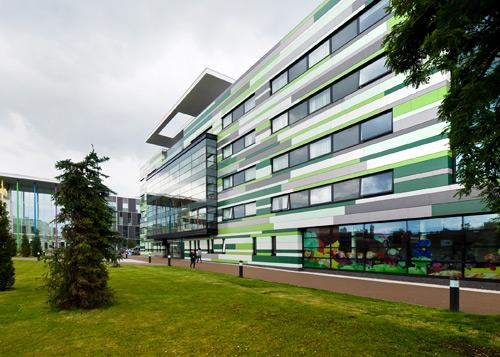 Neugeschaffene Grünanlagen verbinden das Gebäude auf kurzen Wegen mit dem im Norden angrenzenden Kinderkrankenhaus. Foto: MOEDING Keramikfassaden GmbH (AEW Architects, Manchester)