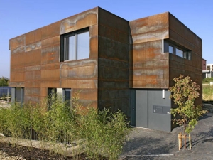 Passive house with rear-ventilated facade, made from weather resistant steel Photo: Provided by Schmiedle & Kaiser GmbH