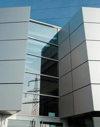 Auch an den Übergängen von der Metall- zur Stahl-Glas-Fassade wurde auf die perfekte Verarbeitung geachtet - ganz im Sinne der hohen Qualität von Porsche Foto: ALUFORM 