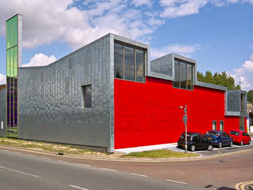 Der Baukörper des Citadel Corps besteht aus Holz, weshalb das Gebäude in nur 24 Tagen errichtet werden konnte. Die VHF mit Zink- und Basalttafelbekleidung ließ sich schnell und einfach installieren. Foto: ROCKPANEL B.V. / ROCKPANEL Group 