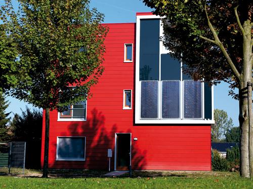 Ein kräftiges Zeichen setzen die Passivhäuser im niederländischen Rosendaal. Foto: ROCKPANEL B.V. / ROCKPANEL GROUP