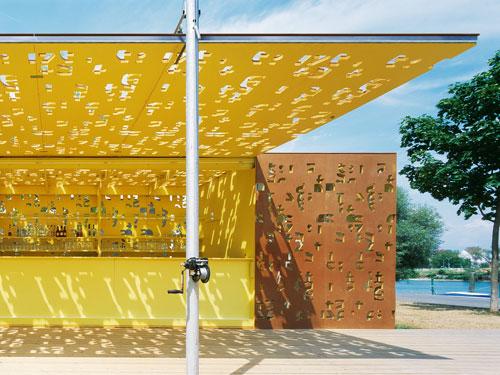  Die gefrästen Ornamente prägen die raffinierte Wirkung der Strandbar am Ufer des Bodensees.  Foto: ROCKWOOL B.V. / ROCKPANEL Group