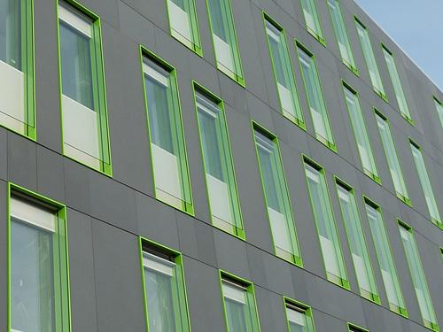 Die Öffnungen in der glatten VHF-Fassade sind mit grellgrünen Fensterrahmen umfasst. Foto: KEIL