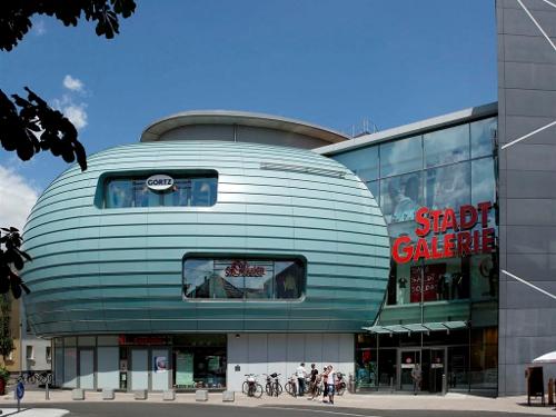 Eine vorgehängten hinterlüfteten Fassade aus Aluminium-Kassetten verlieht der ECE-Stadtgalerie in Heilbronn einen modernen Look Foto: ALUFORM 