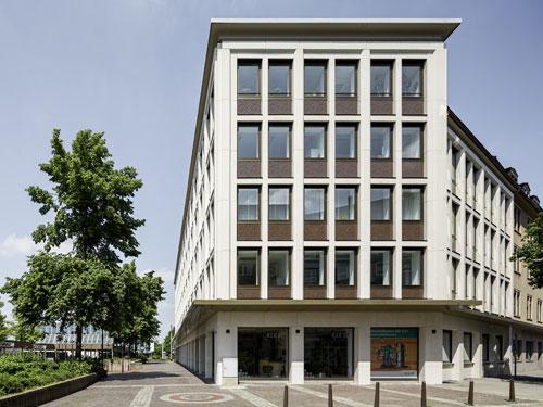 Die heutige Fassade bewahrt die ursprüngliche Struktur und wurde dezent modernisiert. Foto: Jens Willebrand 